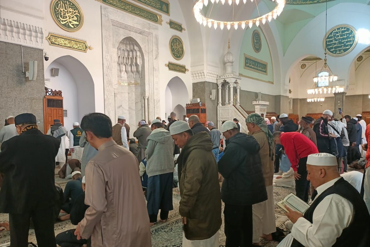 SALAT - Ribuan jamaah Umrah menjalankan salat di Masjid Quba Madinah yang merupakan masjid pertama syiar Islam di Kota Madinah pahalanya sama dengan menjalankan umrah, Sabtu (01/02/2025).