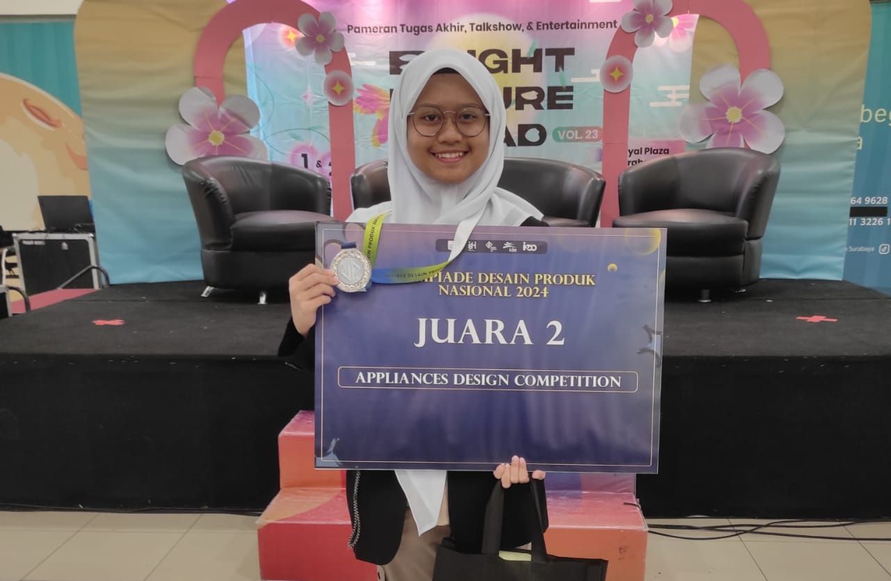 JUARA DESAIN - Siswi SMA Al Muslim, Zaara Shikoofa Izzatirhayya yang sering disapa Sheefa berhasil meraih juara 2 dalam ajang bergengsi yang digelar ITS Surabaya dan penghargaan diberikan di Surabaya, Sabtu (01/02/2025).