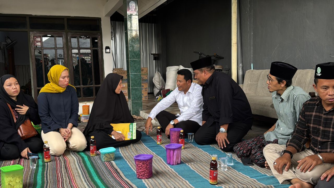 BERDUKA - Plt Bupati Sidoarjo, Subandi mengunjungi rumah duka Nafiri Arimbi Maharani, salah satu korban meninggal dalam kecelakaan bus rombongan SMAN 1 Porong yang terguling di Tol Malang - Surabaya, Minggu (02/02/2025).