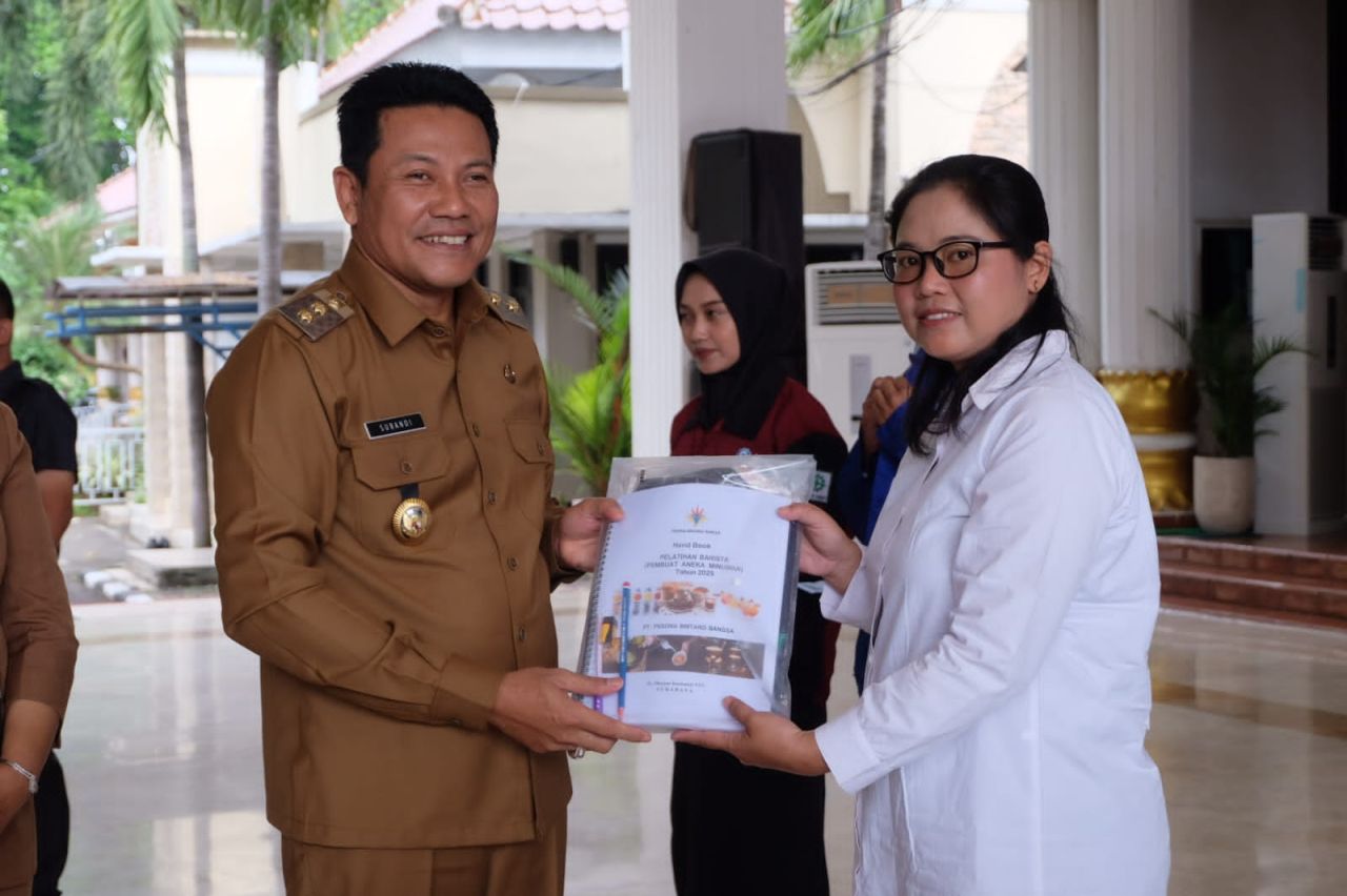 PELATIHAN - Plt Bupati Sidoarjo, Subandi membuka pelatihan untuk menekan angka pengangguran melalui program Pelatihan Kerja Berbasis Kompetensi yang digelar Dinas Tenaga Kerja (Disnaker) Pemkab Sidoarjo di Pendopo Delta Wibawa, Senin (03/02/2025).