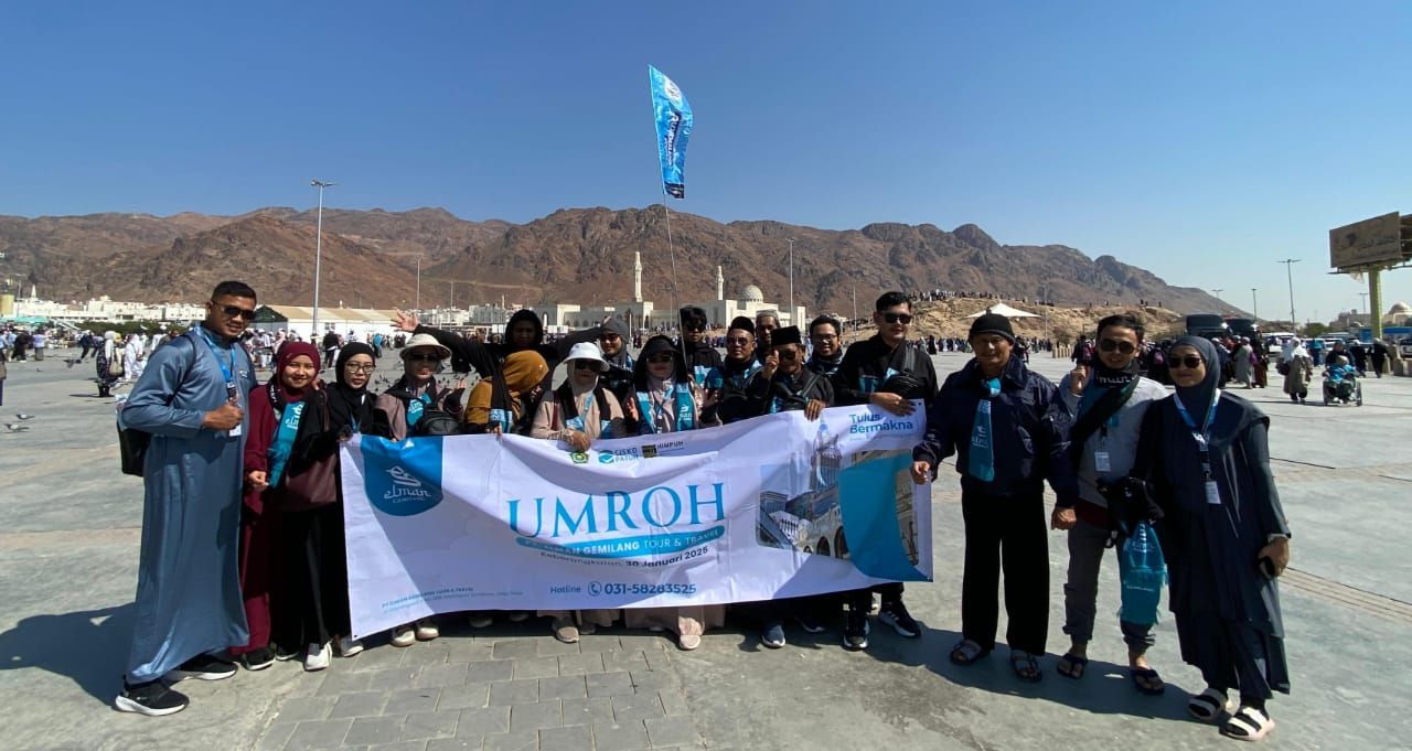 UHUD - Gunung (Jabal) Uhud di utara Madinah dengan ketinggian 1.077 meter berjarak sekitar 5 - 6 kilometer dari Masjid Nabawi Madinah menjadi saksi peperangan 700 pasukan muslim melawan 3.000 kafir Quraisy menjadi destinasi wisata jamaah Umrah dan Haji.