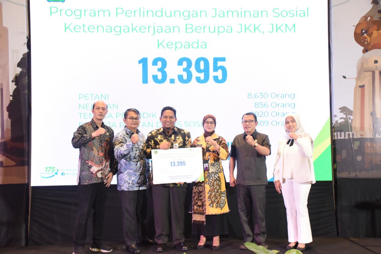 JAMINAN - Pemkab Sidoarjo kembali mengcover pekerja rentan di Kabupaten Sidoarjo dengan BPJS Ketenagakerjaan bagi 13.395 orang yang dilaunching di Hotel Aston Sidoarjo, Selasa (04/02/2025).