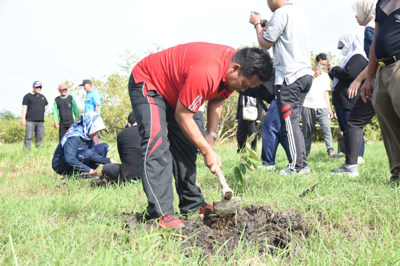 TANAM - Wisata Kaki Bumi dengan ciri wisata petik jambunya menjadi salah satu tempat edukasi yang wajib dikunjungi di Sidoarjo dengan seribu jambu yang sedang berbuah di hamparan sawah Kebaron, Kecamatan Tulangan, Jumat (07/02/2025).