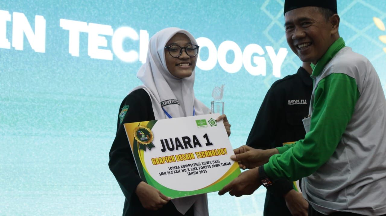 JUARA - Salah satu peserta didiknya SMK Plus NU Sidoarjo (Skanusda) Kayla Adinda K menjuarai lomba Graphic Design Technology (Teknologi Desain Grafis) tingkat Jawa Timur (Jatim) pada awal Februari 2025 di Poncokusumo, Malang kemarin.