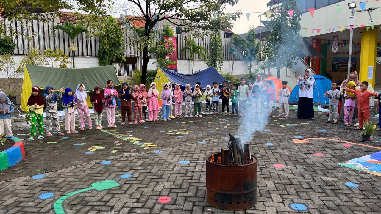 KEMAH - puluhan siswa dan siswi TK B Al Muslim selama dua hari mulai Jumat (07/02/2025) sampai Sabtu (08/02/2025).