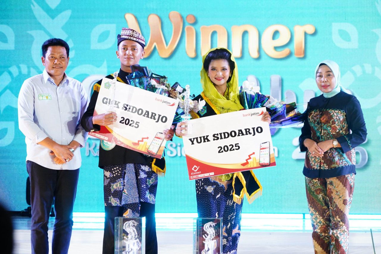GUK YUK - Momen yang tak terlupakan bagi Ade Bai' Atur Ridwan (Guk Ade) dan Nabila Eka Syafitri (Yuk Bila) karena dinobatkan sebagai Guk dan Yuk 2025 Sidoarjo di Pendopo Delta Wibawa, Sabtu (08/02/2025) malam.