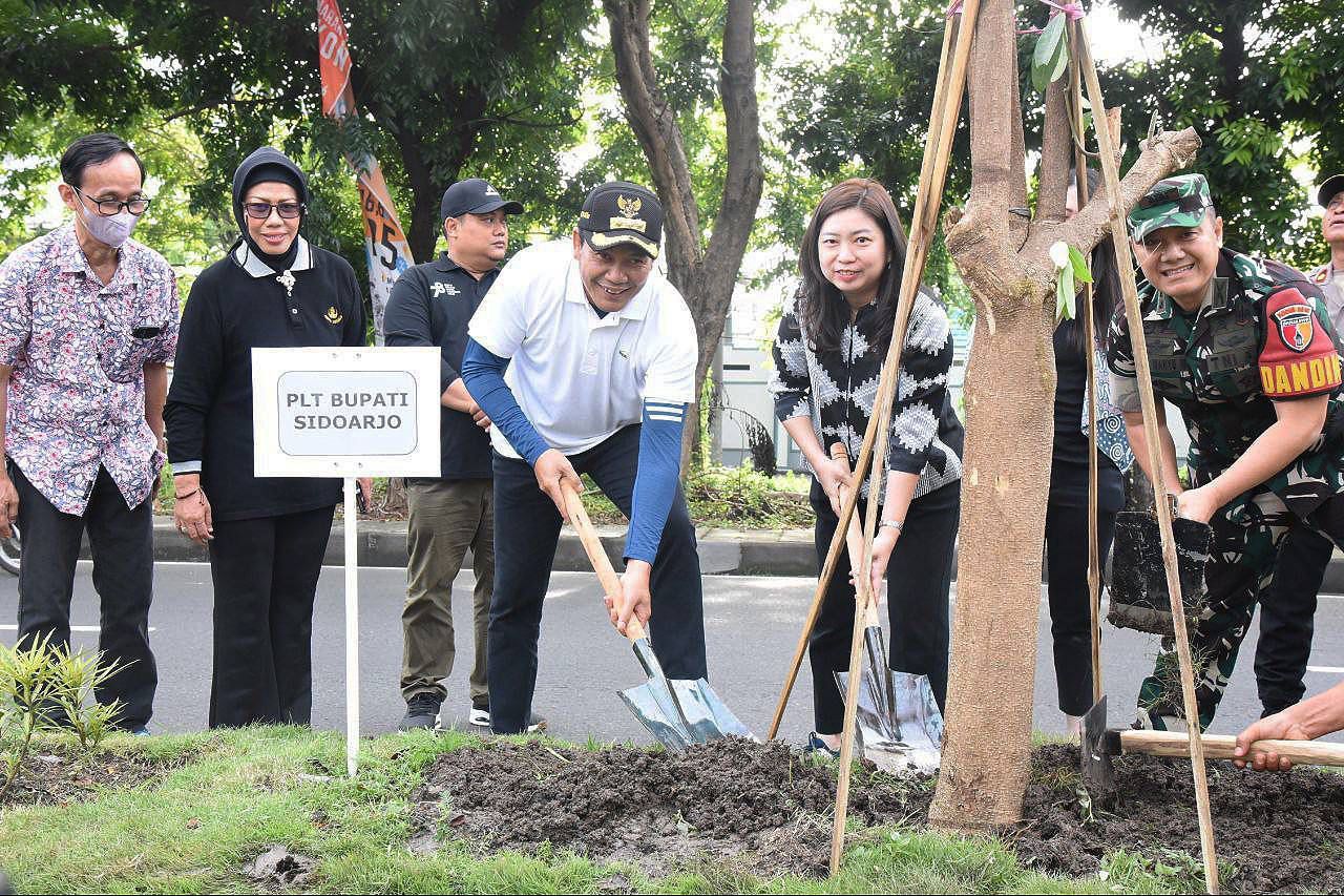 CSR - Dalam rangka mendukung program penghijauan kota, Mitra Keluarga Regional Jawa Timur menggelar kegiatan Corporate Social Responsibility (CSR) berupa penanaman Pohon Pule di Kantor Kecamatan Buduran, Sidoarjo, Minggu (09/02/2025).