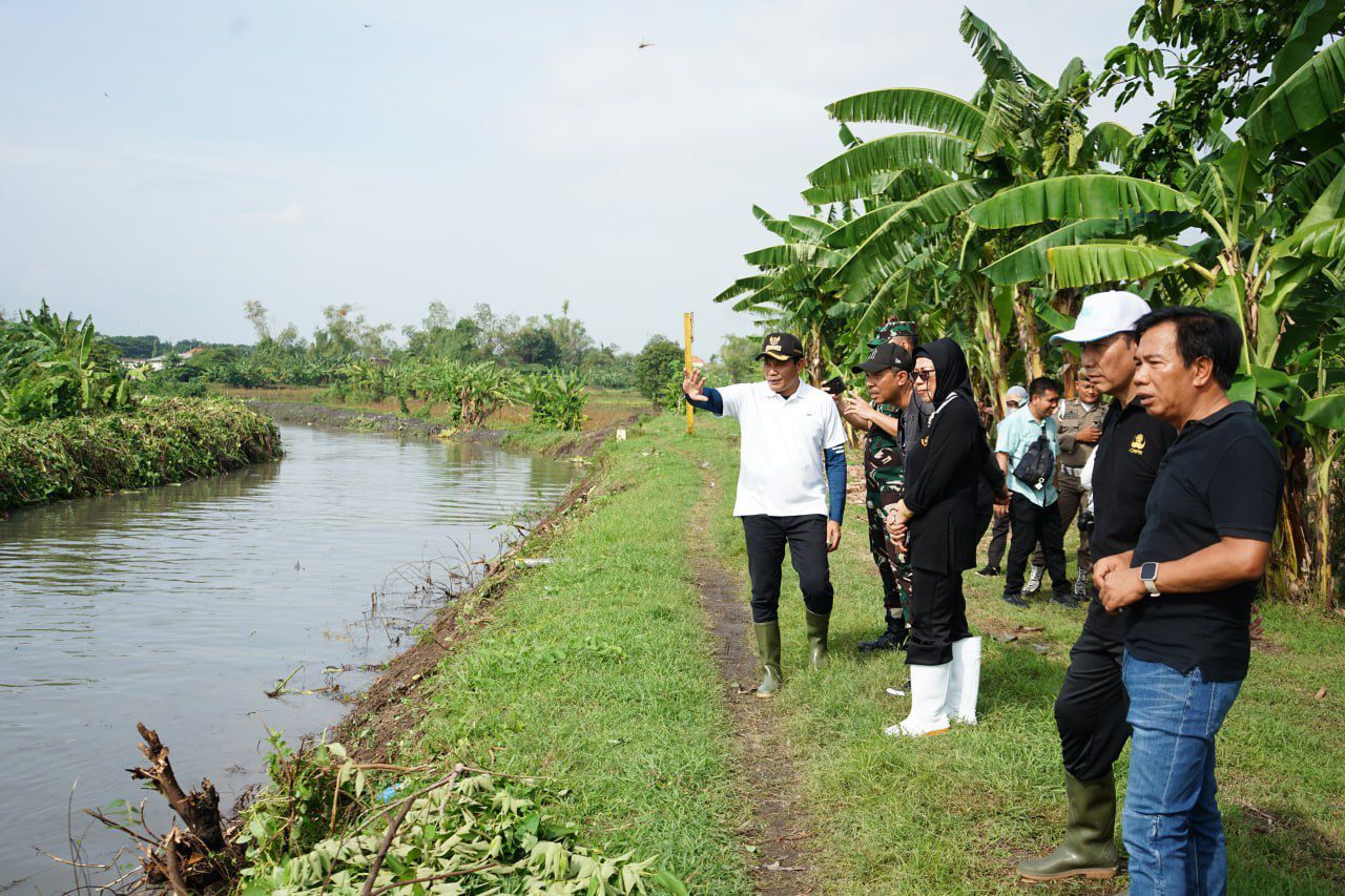 BERSIHKAN - Plt Bupati Sidoarjo Subandi bersama jajaran Forkopimda dan Kepala Organisasi Perangkat Daerah (OPD) Sidoarjo menggencarkan Jihad Rawat Kali di Sungai Desa Klurak, Kecamatan Candi, Sidoarjo, Minggu (09/02/2025).