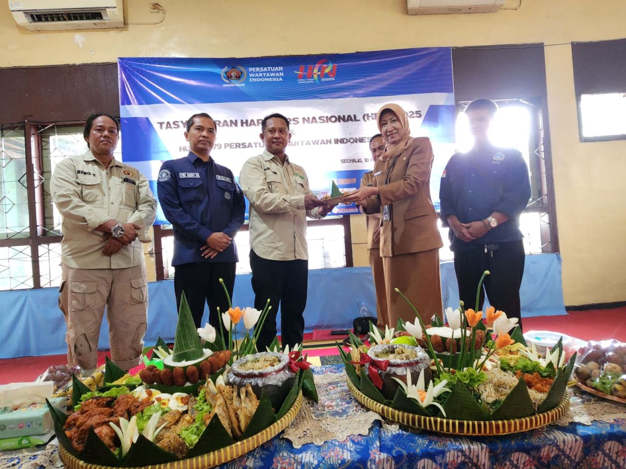 SYUKURAN - Suasana penuh keakraban terasa di Balai Wartawan Sidoarjo, saat Persatuan Wartawan Indonesia (PWI) Sidoarjo menggelar tasyakuran Hari Pers Nasional (HPN) 2025 sekaligus merayakan HUT ke-79 PWI, Senin (10/02/2025).