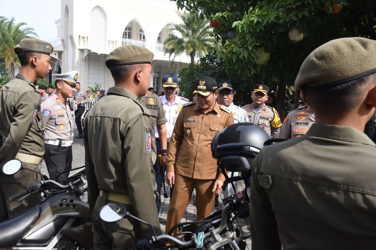 OPERASI - Plt Bupati Sidoarjo, Subandi mengikuti Apel Gelar Pasukan Operasi Keselamatan Semeru 2025 digelar di halaman Polresta Sidoarjo, Senin (10/02/2025).