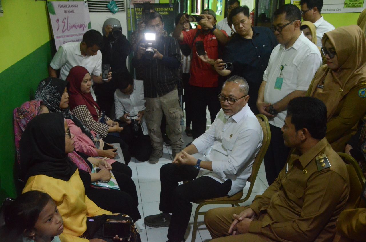 GRATIS - Plt Bupati Sidoarjo Subandi dan Menteri Koordinator (Menko) Bidang Pangan Zulkifli Hasan saat meninjau langsung pemeriksaan kesehatan gratis di Puskesmas Taman, Kecamatan Taman, Sidoarjo, Senin (10/2/2025).