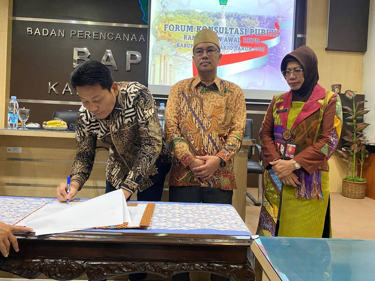 RKPD - Plt Bupati Sidoarjo Subandi menyatakan arah kebijakan prioritas pembangunan Tahun 2026 dalam Rencana Kerja Pemerintah Daerah (RKPD) maju, sejahtera dan berkarakter berbasis kemandirian ekonomi, keunggulan SDM dan berkelanjutan, Selasa (11/02/2025).