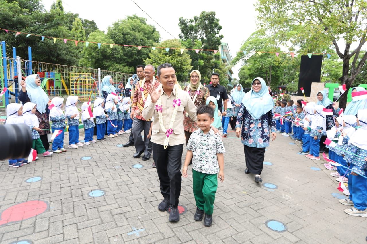 KUNJUNGAN - Wamen Pendidikan Dasar dan Menengah (Dikdasmen) ‎Dr Fajar Riza Ul Haq didampingi Direktur PAUD Kemendikdasmen Dr Nia Nurhasanah dan Kepala BBPMP Jatim Dr Praptono, berkunjung ke KB TK Al Muslim di Waru, Sidoarjo, Selasa (11/02/2025).
