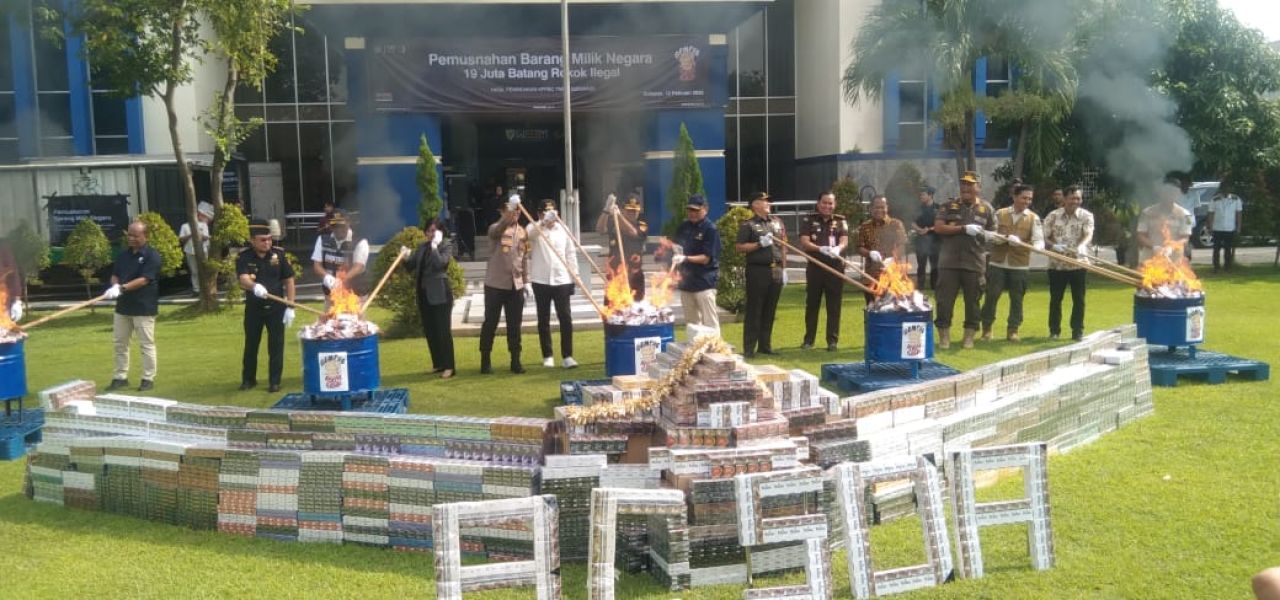 MUSNAHKAN - Kakanwil Bea Cukai Jatim 1 Untung Basuki, Kepala KPPBC Sidoarjo Rudy Hery Kurniawan dan jajaran Forkopimda Sidoarjo saat pemusnahan barang bukti rokok ilegal hasil penindakan di halaman Kantor wilayah Bea Cukai Jatim 1, Rabu (12/02/2025).