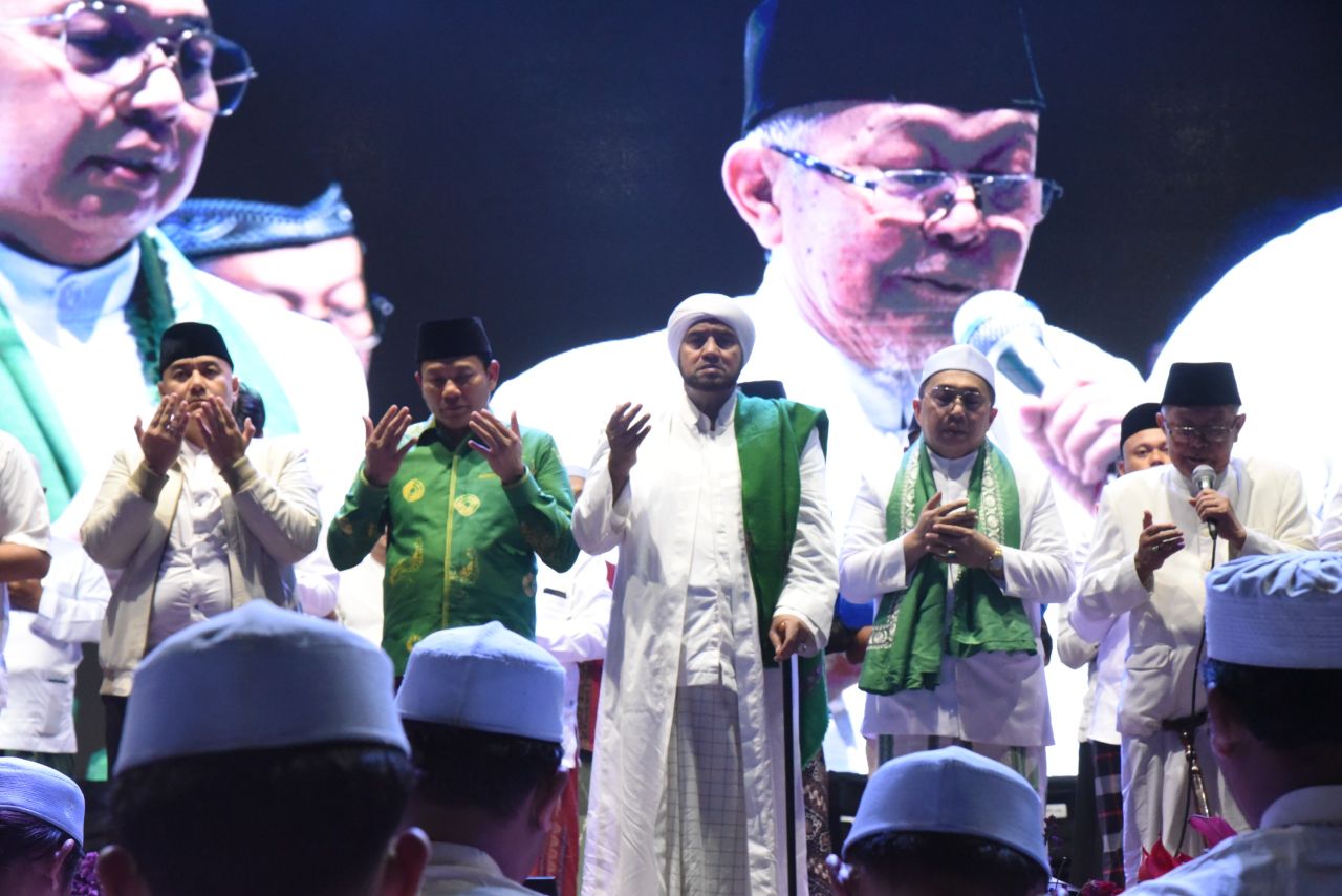 SHALAWAT - Dalam rangka memperingati Harjasda ke 166, Plt Bupati Sidoarjo Subandi ikut acara Sidoarjo Bersholawat bersama Habib Syech Bin Abdul Qodir Assegaf di area parkir Mal Pelayanan Publik (MPP) Lingkar Timur, Sidoarjo, Selasa (11/02/2025) malam.