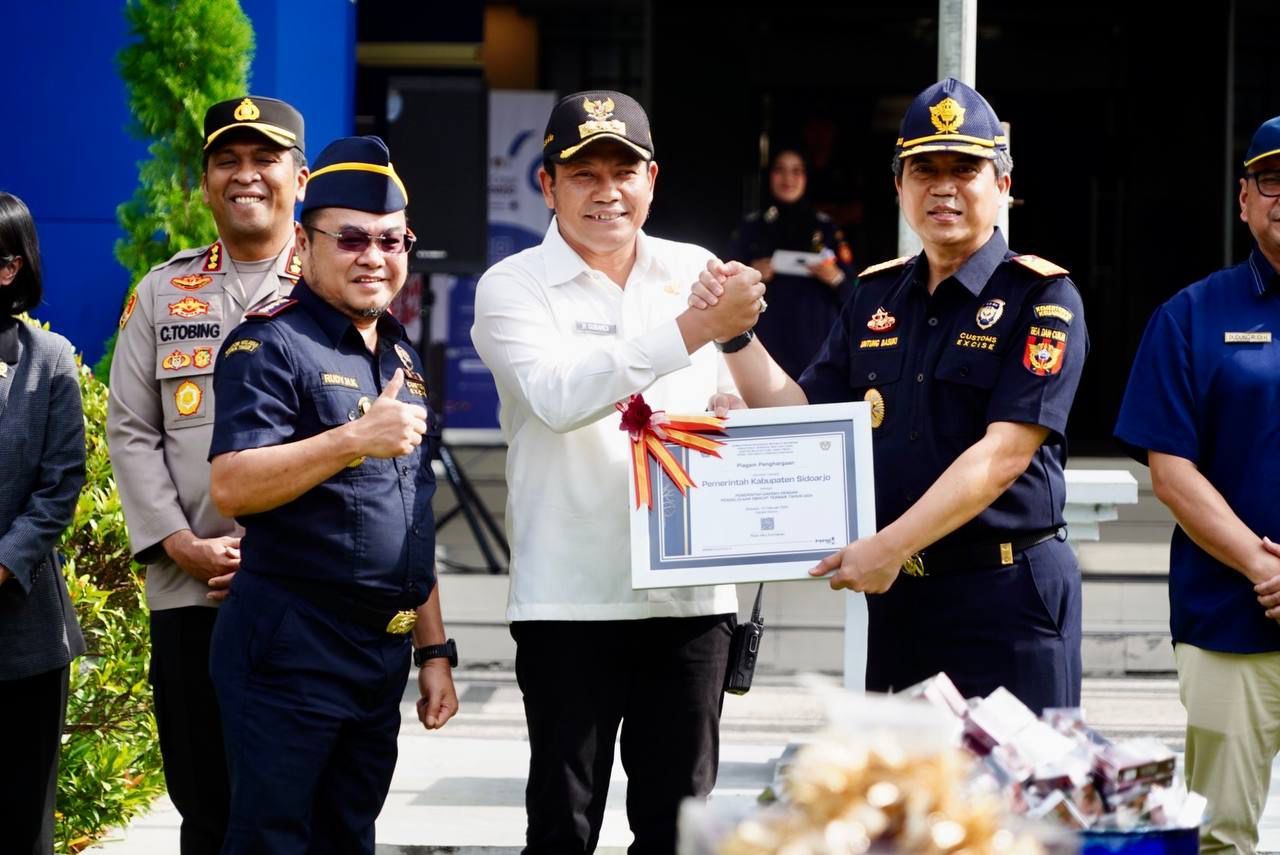 PENGHARGAAN - Pemkab Sidoarjo menerima penghargaan sebagai Pemerintah Daerah (Pemda) dengan pengelolaan Dana Bagi Hasil Cukai Hasil Tembakau (DBHCHT) terbaik Tahun 2024 dari Kantor Bea Cukai Sidoarjo, Rabu (12/02/2025).