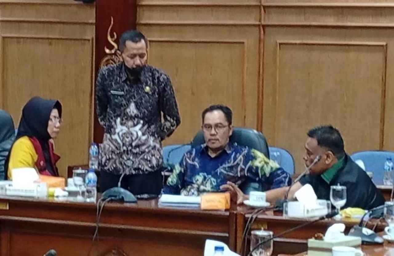 RAPAT - Ketua DPRD Sidoarjo, Abdillah Nasih didampingi Wakil Ketua Kayan dan Sekwan Hari Sucahyono saat rapat anggaran dengan Sekda, Fenny Apridawati di ruang Rapat Paripurna DPRD Sidoarjo, Kamis (13/02/2025).