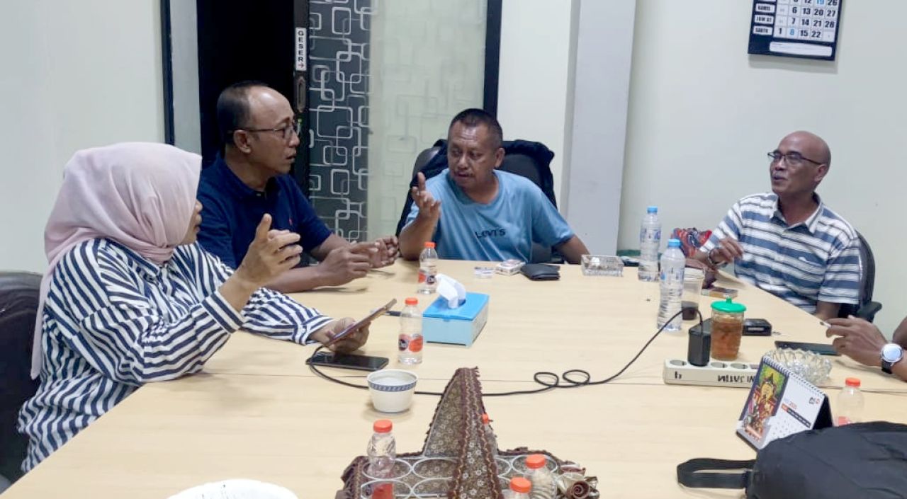 PERSIAPAN - Ketua PWI Jatim, Lutfil Hakim bersama Panitia HPN 2025 PWI Jatim saat rapat persiapan pelaksanaan jalan sehat berhadiah umrah kerjasama dengan CHATour Travel, Jumat (14/02/2025).