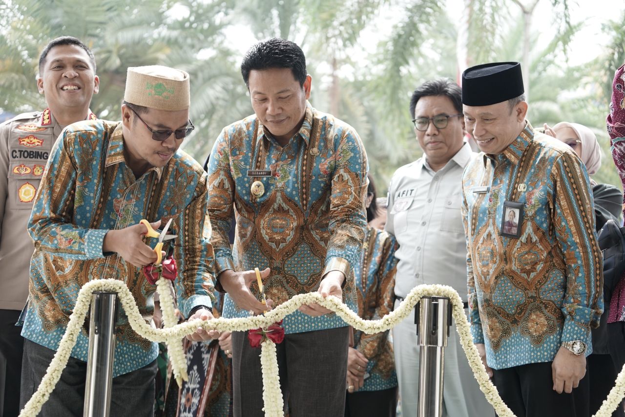 RESMIKAN - Plt Bupati Sidoarjo, Subandi meresmikan Gedung Diagnostik Terpadu (GDT) RSUD RT Notopuro Sidoarjo untuk meningkatkan pelayanan kesehatan dan memenuhi kebutuhan masyarakat Sidoarjo secara optimal, Jumat (14/02/2025).