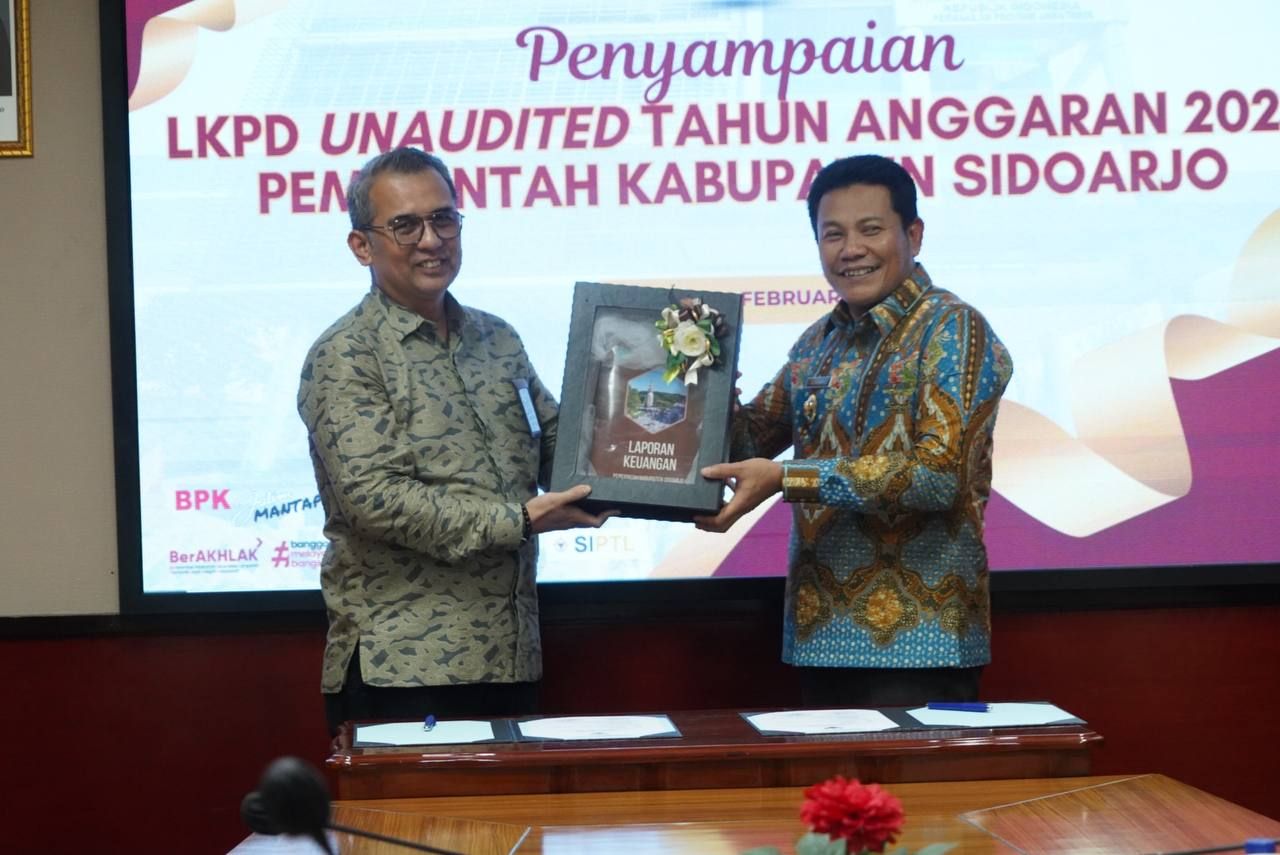 LKPD - Plt Bupati Sidoarjo, Subandi menyerahkan Laporan Keuangan Pemerintah Daerah (LKPD) Unaudited Tahun 2024 Pemerintah Kabupaten Sidoarjo kepada Kepala BPK Perwakilan Provinsi Jawa Timur, Yuan Candra Djaisin, Jumat (14/02/2025).