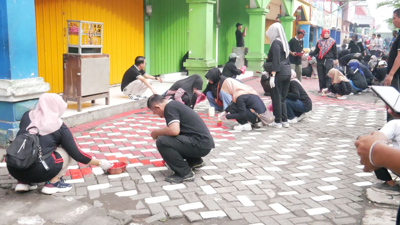 TATA PASAR - Pemkab Sidoarjo kembali menggalakkan program kerja bakti dalam bentuk penataan pasar tradisional seperti di Pasar Larangan, Kecamatan Candi, Sidoarjo, Jumat (14/02/2025).
