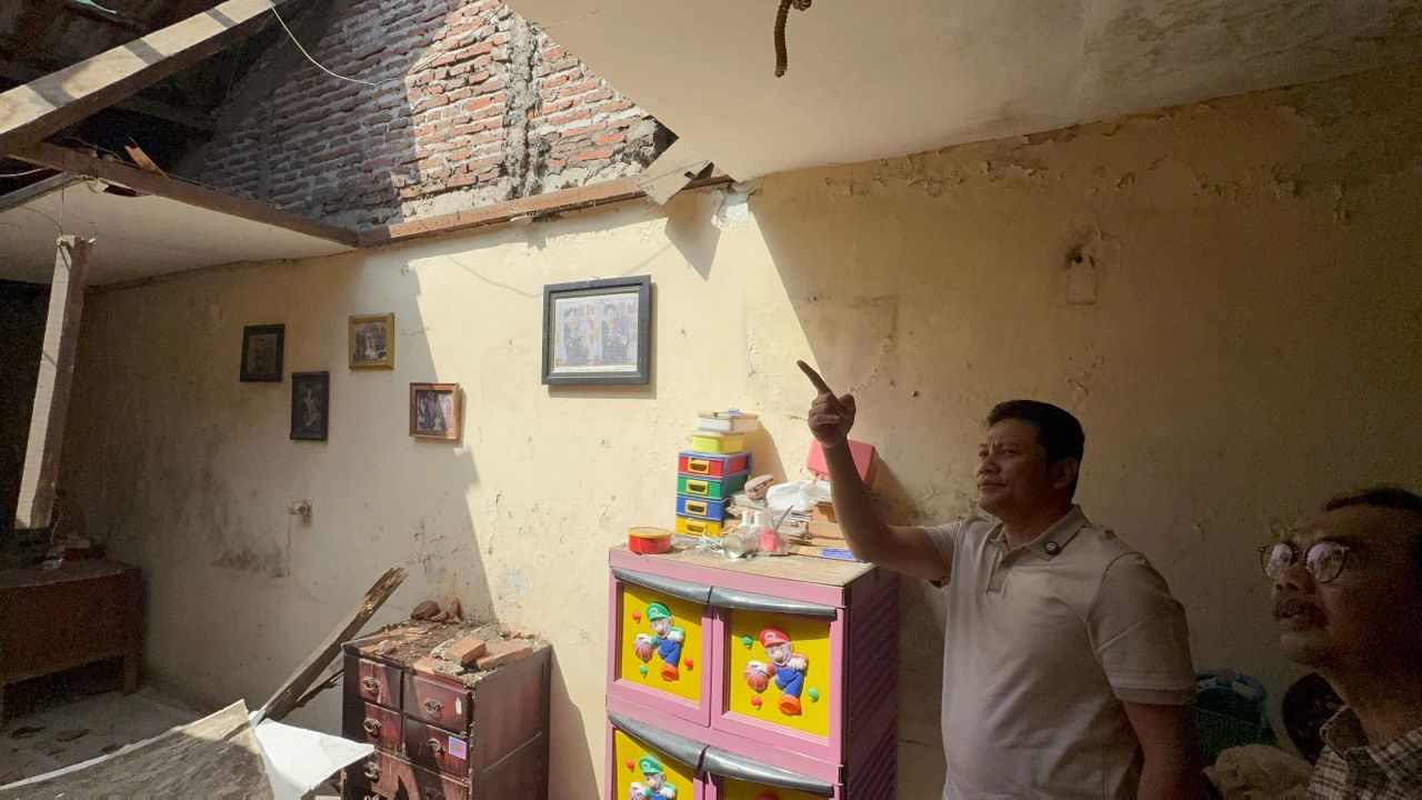 RTLH - Plt Bupati Sidoarjo, Subandi menggelar Inspeksi Mendadak (sidak) ke Rumah Tidak Layak Huni (RTLH) untuk kesejahteraan warga di dua rumah warga Singopadu, Kecamatan Tulangan dan Trosobo, Kecamatan Taman, Sabtu (15/02/2025).