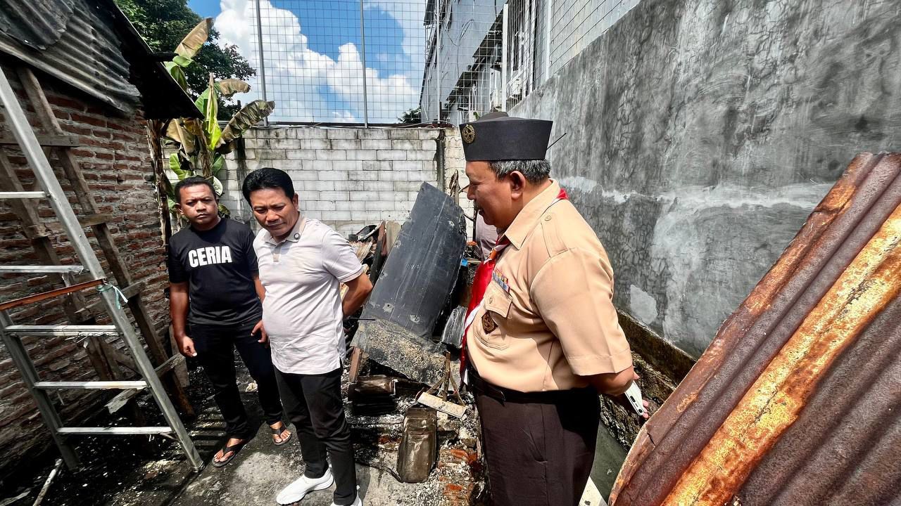 JANJI PERBAIKAN - Plt Bupati Sidoarjo Subandi menyambangi rumah korban kebakaran Ny Kasmini, warga Desa Sambungrejo, Kecamatan Sukodono yang dijanjikan bakal segera diperbaiki, Sabtu (15/02/2025).