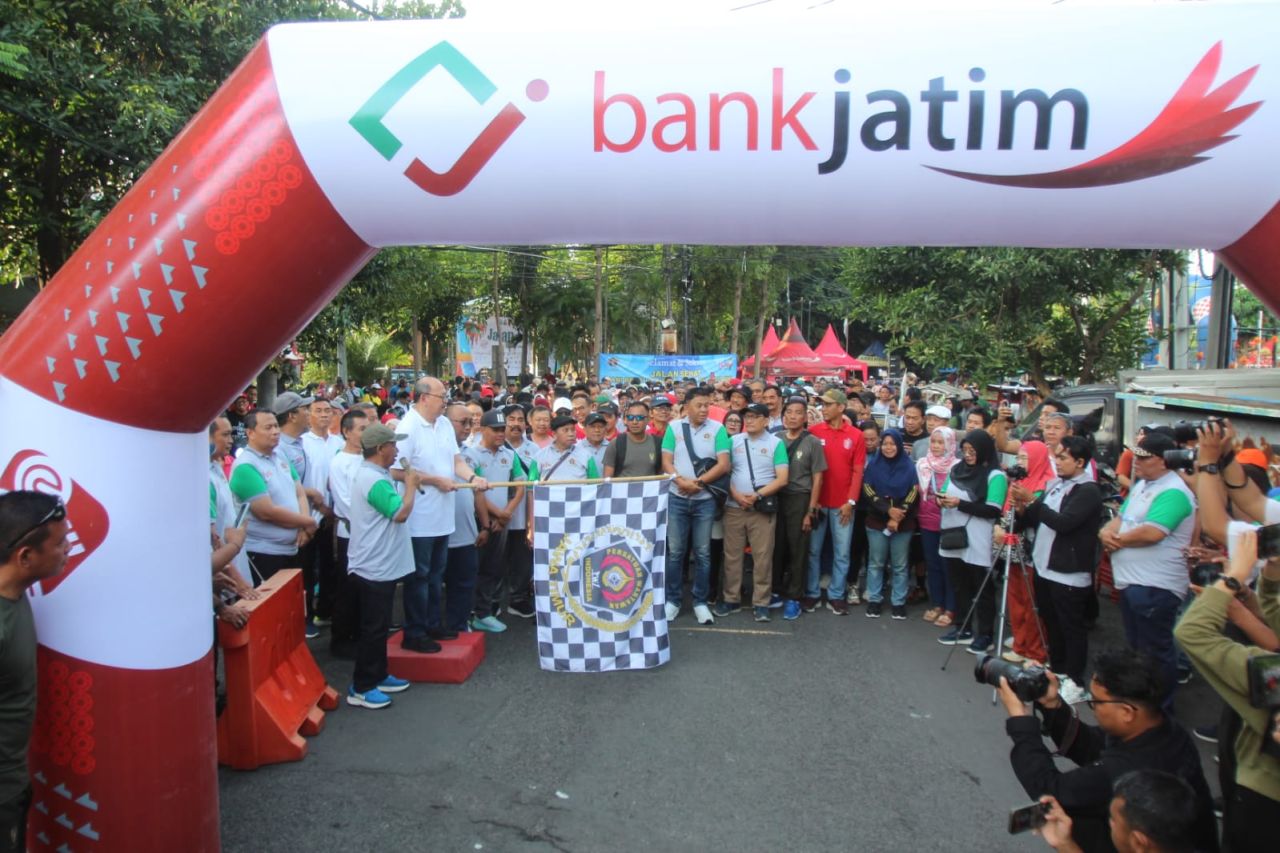 JALAN SEHAT - Ribuan peserta mengikuti jalan sehat yang digelar Persatuan Wartawan Indonesia (PWI) Jawa Timur di Surabaya dan dilepas Pj Sekretaris Daerah (Sekda) Provinsi Jatim, Bobby Soemiarsono dan Ketua PWI Jatim Lutfil Hakim, Minggu (16/02/2025).