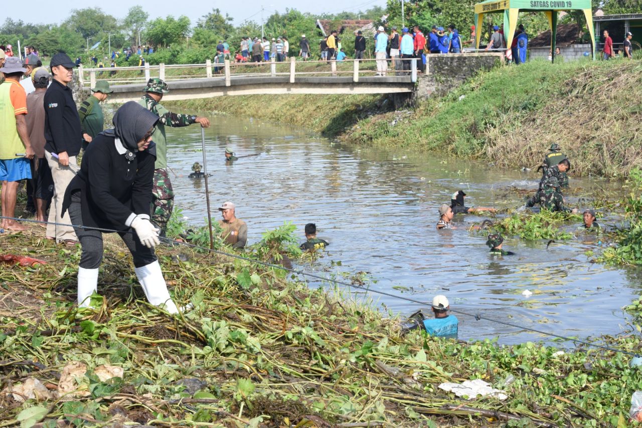 BERSIHKAN - Afvoer Kedungkampil dan saluran primer Kanal Porong di Desa Kedungsumur, Kecamatan Krembung menjadi sasaran Jihad Rawat Kali yang dipimpin Sekda Sidoarjo, Fenny Apridawati, Minggu (16/02/2025).