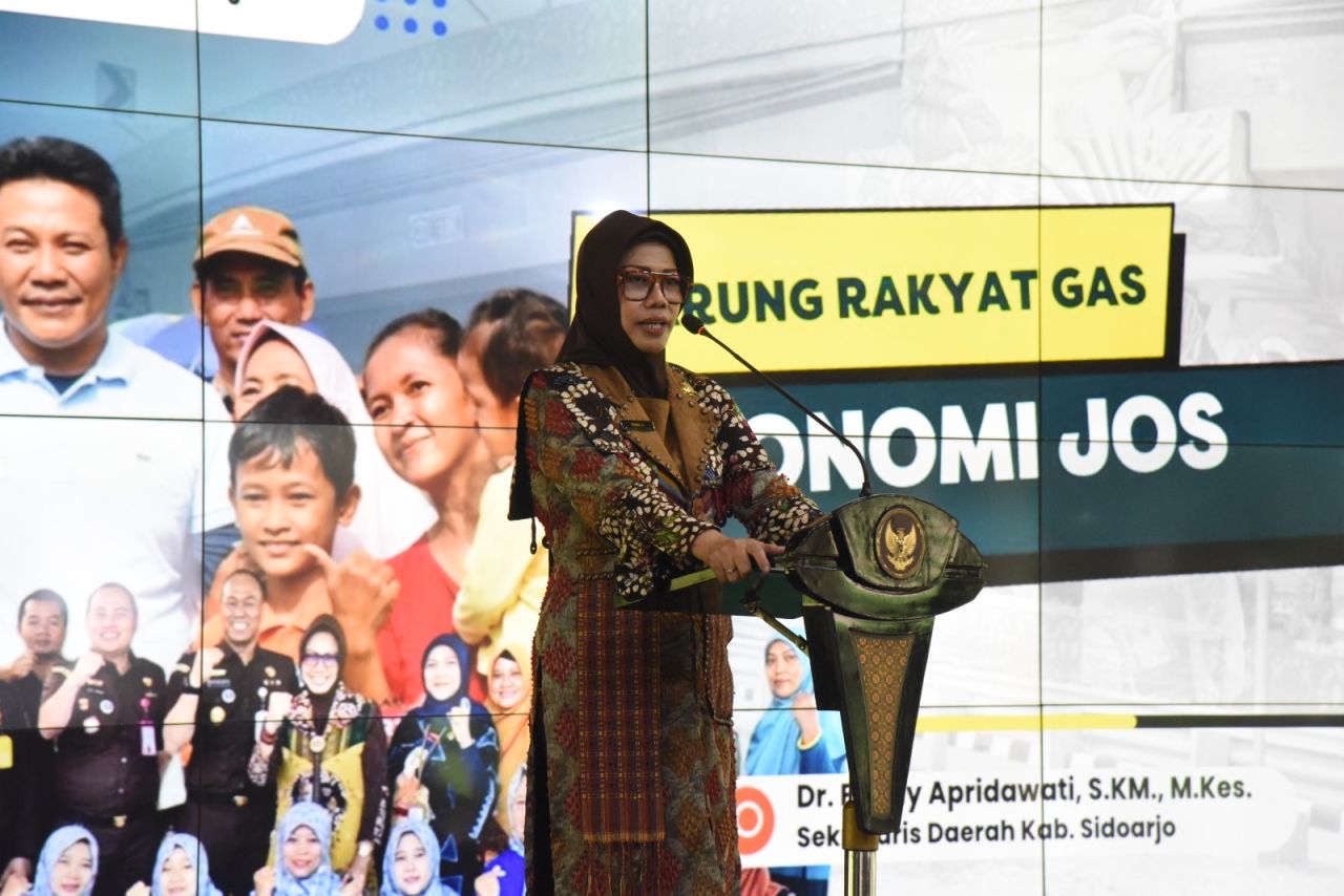 SOSIALISASI - Sekda Sidoarjo Fenny Apridawati mensosialisasikan program Renovasi Warung Rakyat kepada para Camat, Kepala Desa (Kades) serta Lurah se-Kabupaten Sidoarjo dalam acara yang digelar di Pendopo Delta Wibawa, Selasa (18/02/2025).