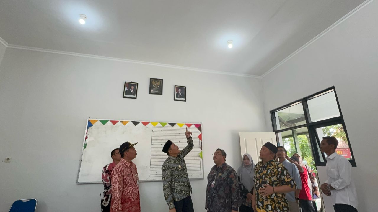 SIDAK - Plt Bupati Sidoarjo, Subandi melakukan inspeksi mendadak (Sidak) ke SDN Sidomojo meninjau ruang kelas yang baru selesai diperbaiki didampingi Kepala Dinas P2CKTR M Bachruni Aryawan dan Anggota Komisi X DPRD Sidoarjo, M Nizar, Selasa (18/02/2025).