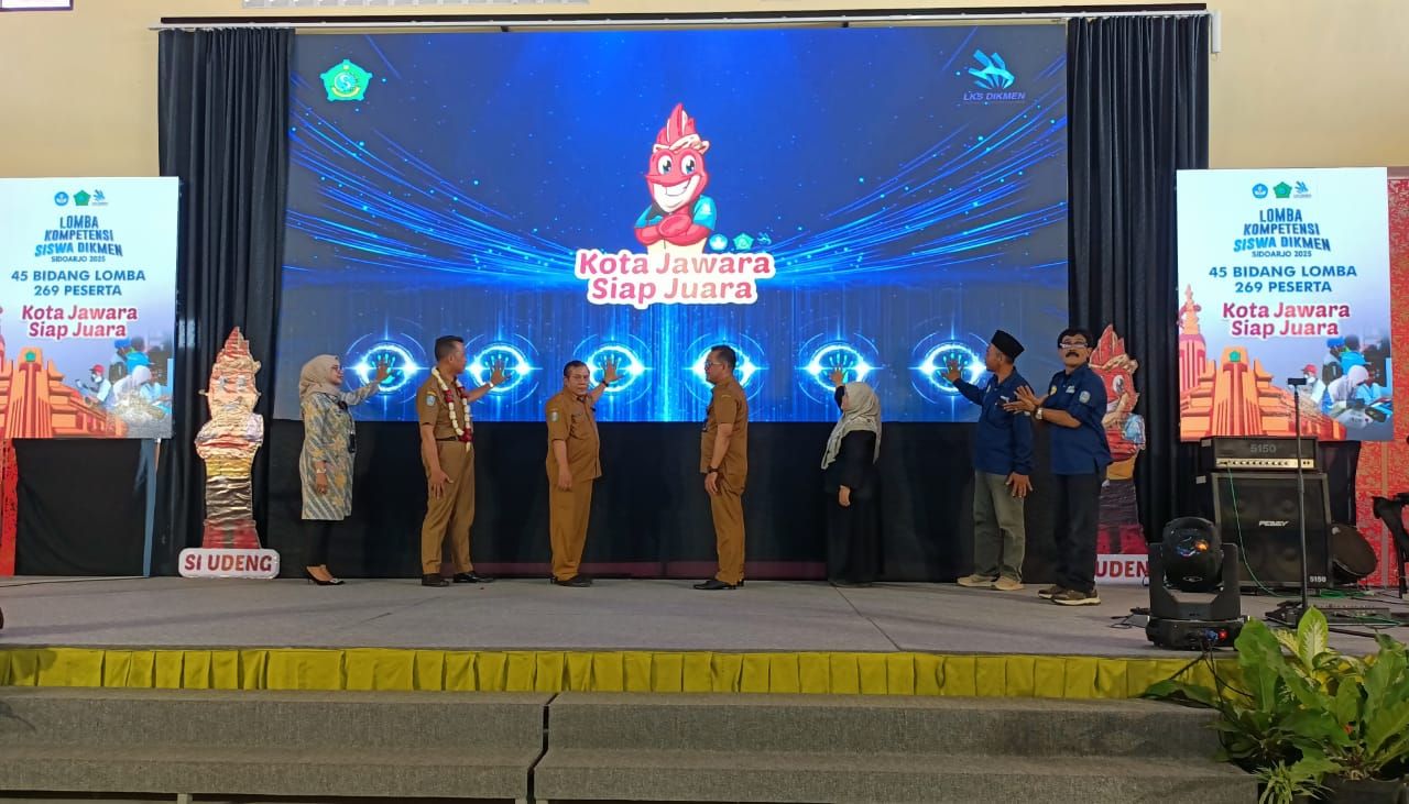 BUKA - Plt Kepala Cabang Dinas Pendidikan Provinsi Jatim Wilayah Sidoarjo Dr Kiswanto membuka Lomba Kompetensi Siswa (LKS) Pendidikan Menengah (Dikmen) di Aula SMK YPM 8 Sidoarjo bersama para Ketua MKKS SMK dan SMA se Sidoarjo, Selasa (18/02/2025) sore.