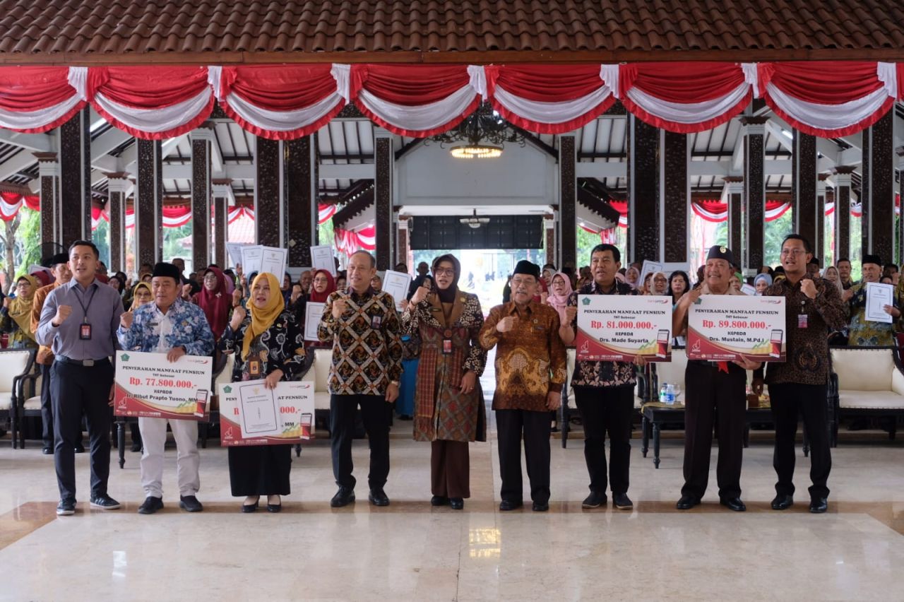 PENYERAHAN - Sekda Sidoarjo Fenny Apridati menyerahkan Surat Keputusan (SK) Pensiun kepada 132 PNS di Pendopo Delta Wibawa Sidoarjo, Selasa (18/02/2025).