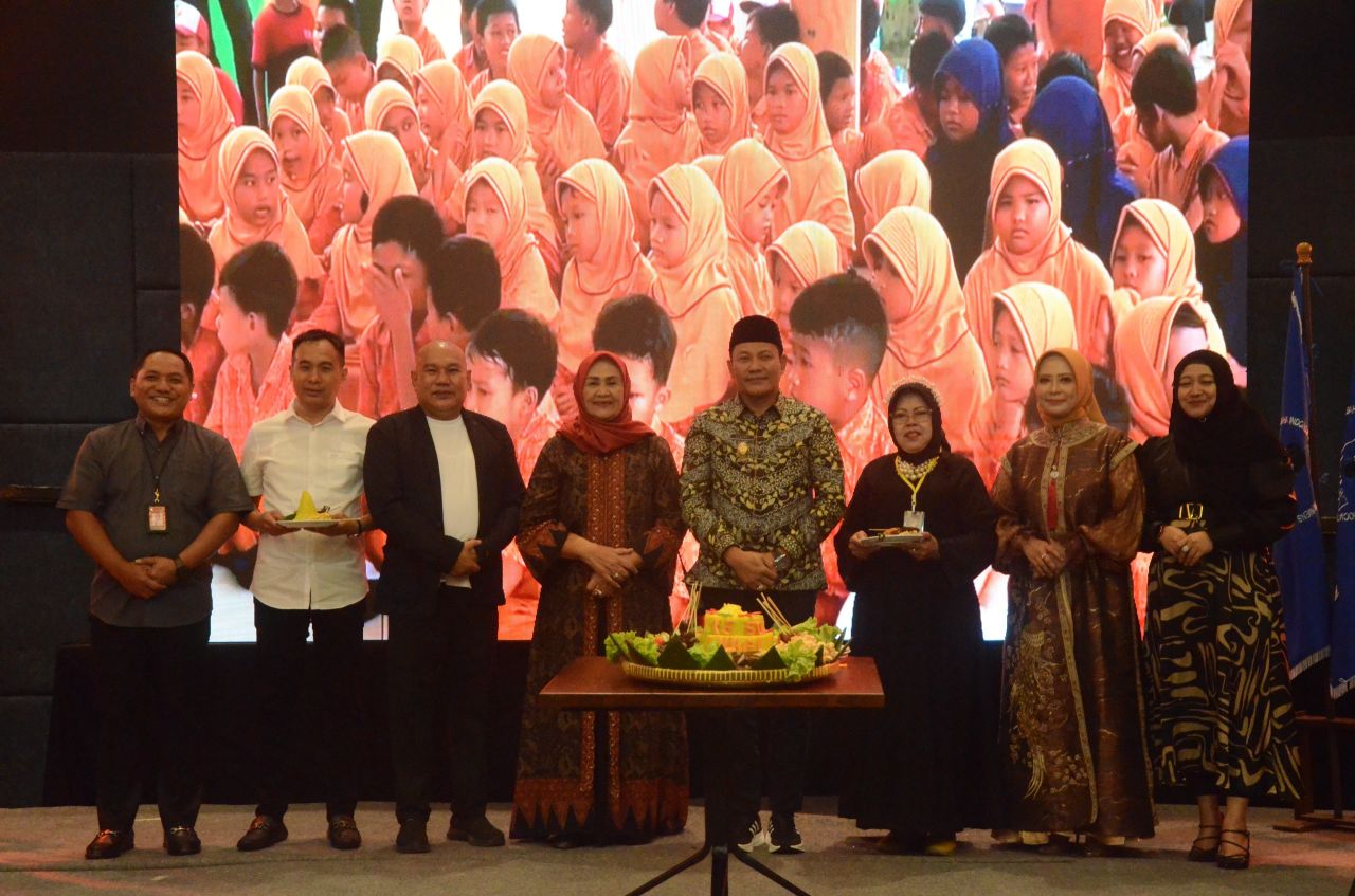 HUT - Plt Bupati Sidoarjo, Subandi menghadiri peringatan Hari Ulang Tahun (HUT) ke 50 Ikatan Wanita Pengusaha Indonesia (IWAPI) yang digelar di Ballroom Hotel Luminor, Sidoarjo, Selasa (18/02/2025).