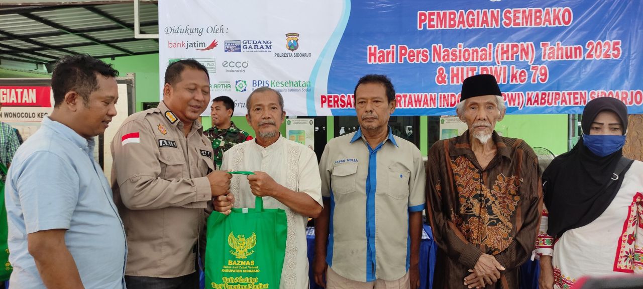 BAKSOS - Persatuan Wartawan Indonesia (PWI) Sidoarjo menggelar acara Bakti Sosial (Baksos) pemeriksaan kesehatan dan pembagian ratusan paket sembako, di Kantor Kelurahan Wonocolo Kecamatan Taman, Sidoarjo, Kamis (20/02/2025).