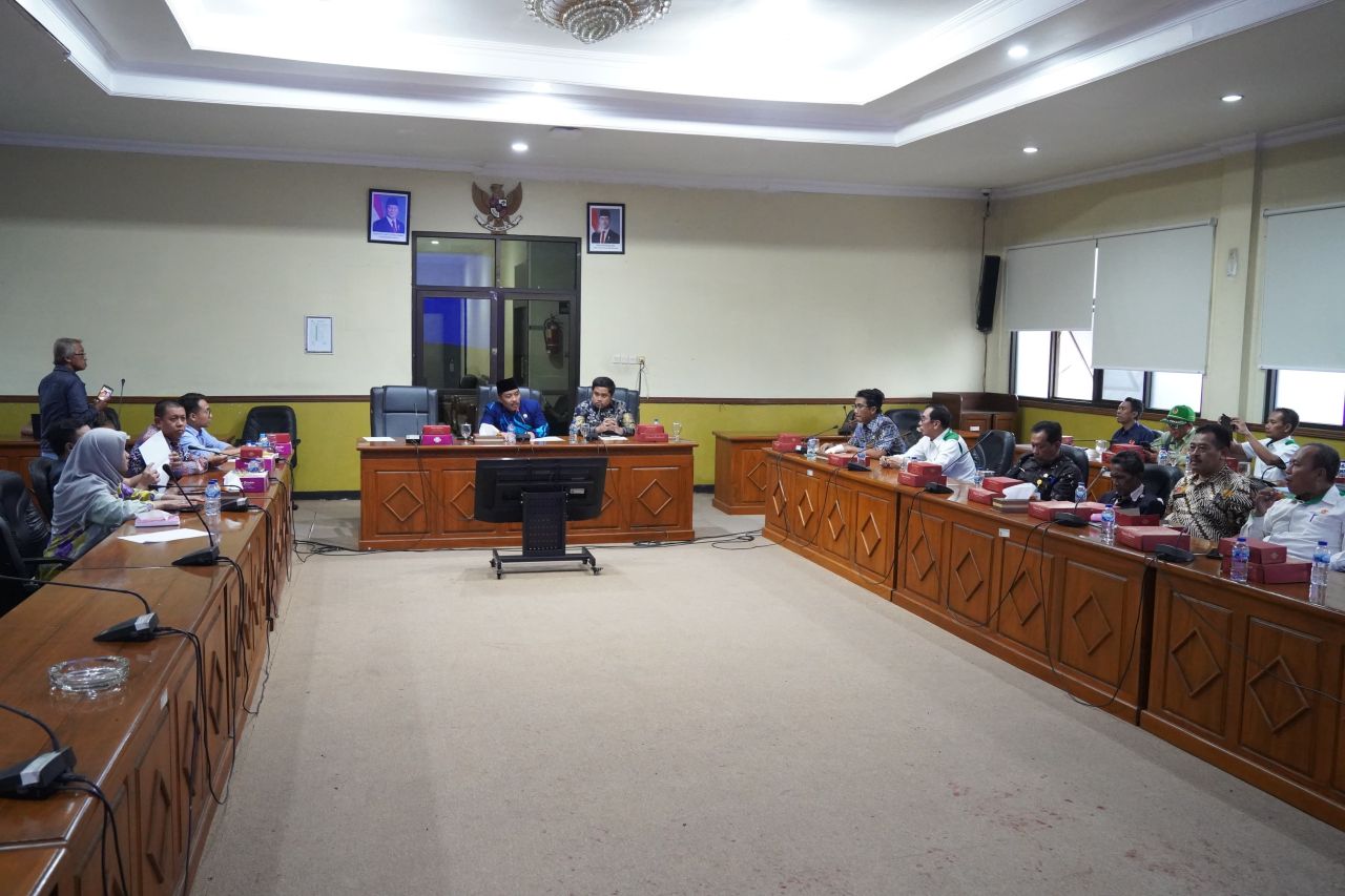 HEARING - Ketua Komisi D DPRD Sidoarjo M Dhamroni Chudlori dan Sekretaris Zahlul Yussar mengajak hearing Ketua KONI Sidoarjo M Franky Effendi beserta pengurusnya dan Kepala Disporapar Pemkab Sidoarjo Yudhi Iriyanto mencari solusi perpanjang masa jabatan.