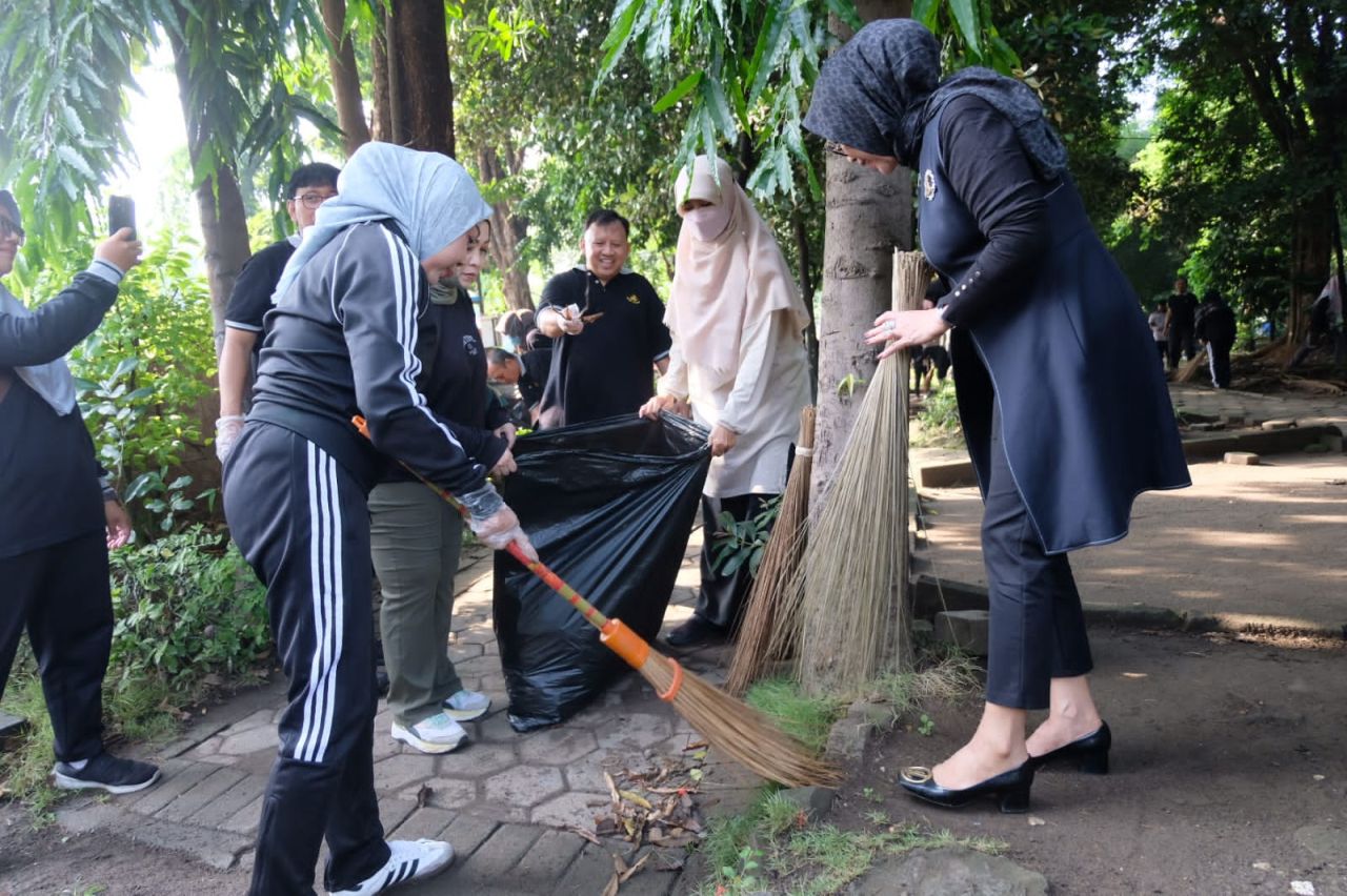 BERSIHKAN - Wakil Bupati Sidoarjo, Mimik Idayana bersama Ketua TP PKK Kabupaten Sidoarjo, Sriatun Subandi dan Sekda Sidoarjo Fenny Apridawati membersihkan Alun-Alun Sidoarjo dalam program Jihad Rawat Taman, Jumat (21/02/2025).