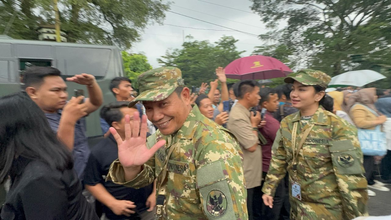 SIAP - Bupati Sidoarjo, Subandi tiba di Akademi Militer (Akmil) Magelang, Jawa Tengah untuk mengikuti program retreat kepemimpinan yang diselenggarakan pemerintah pusat, Jumat (21/02/2025) sore.