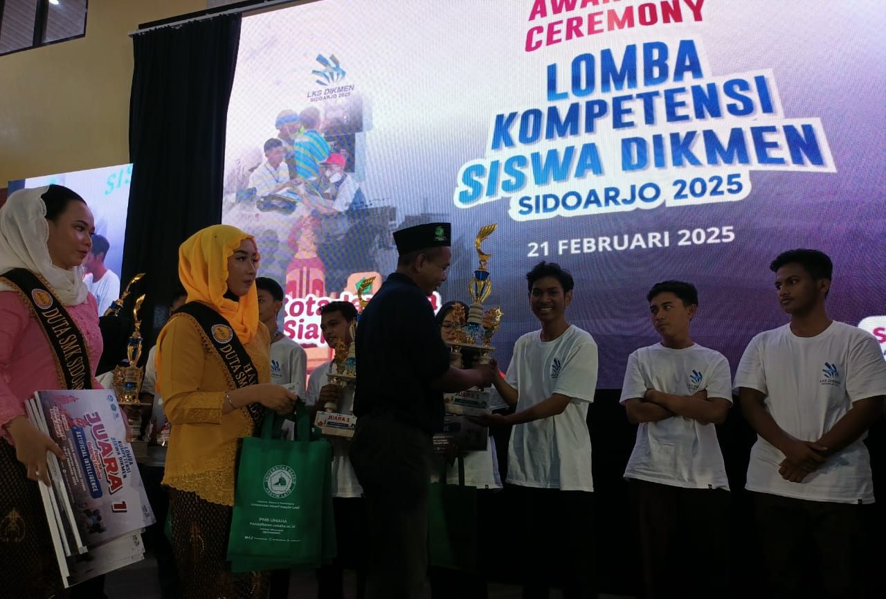 PENUTUPAN - Ketua Panitia LKS Dikmen 2025, Joko Siswanto menyerahkan hadiah dan tropi kepada para siswa dan siswi yang menjadi juara dalam pertandingan 38 bidang selama 4 hari di Aula SMK YPM 8 Sidoarjo, Jumat (21/02/2025) sore.