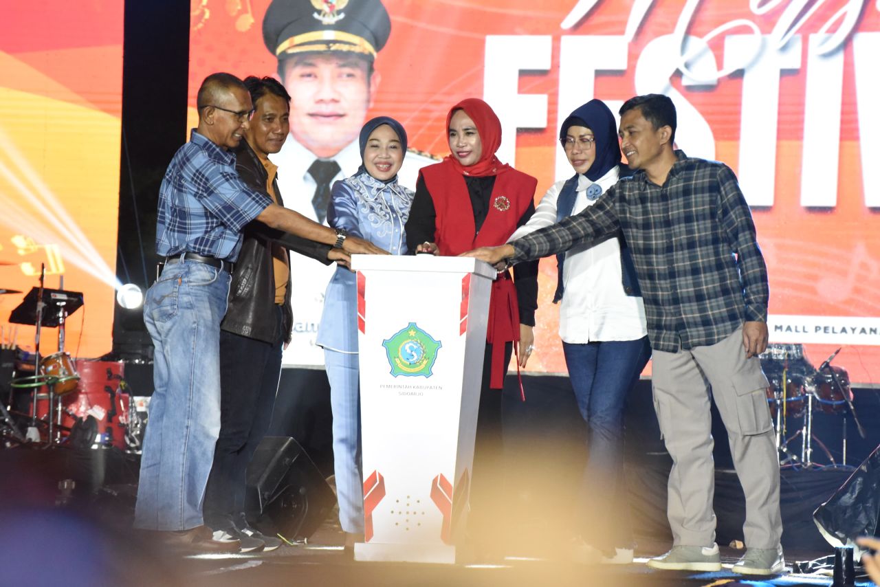 FESTIVAL - Wabup Sidoarjo, Mimik Idayana membuka acara hiburan bagi masyarakat berupa Festival Musik di Mal Pelayanan Publik (MPP) Lingkar Timur, Jumat (21/02/2025) malam.