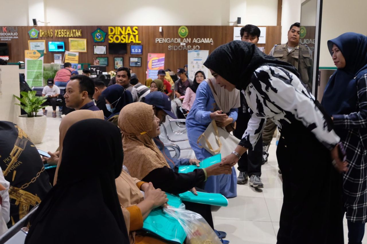 SIDAK - Wakil Bupati (Wabup) Sidoarjo, Mimik Idayana mengunjungi (sidak) dua tempat pelayanan publik sekaligus. Yakni Mall Pelayanan Publik (MPP) di JL Raya Lingkar Timur dan RSUD RT Notopuro Sidoarjo, Senin (24/02/2025).