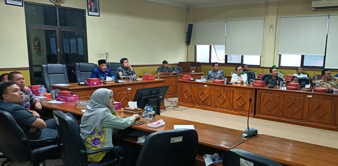 HEARING - Hearing diinisiasi Komisi D DPRD Sidoarjo bersama Ketua KONI dan Pengurus serta Kepala Disporapar Pemkab Sidoarjo kemarin belum menghasilkan titik temu kecuali keputusan dikembalikan ke Bupati Sidoarjo. Insert surat ancaman hibah tidak dicairkan