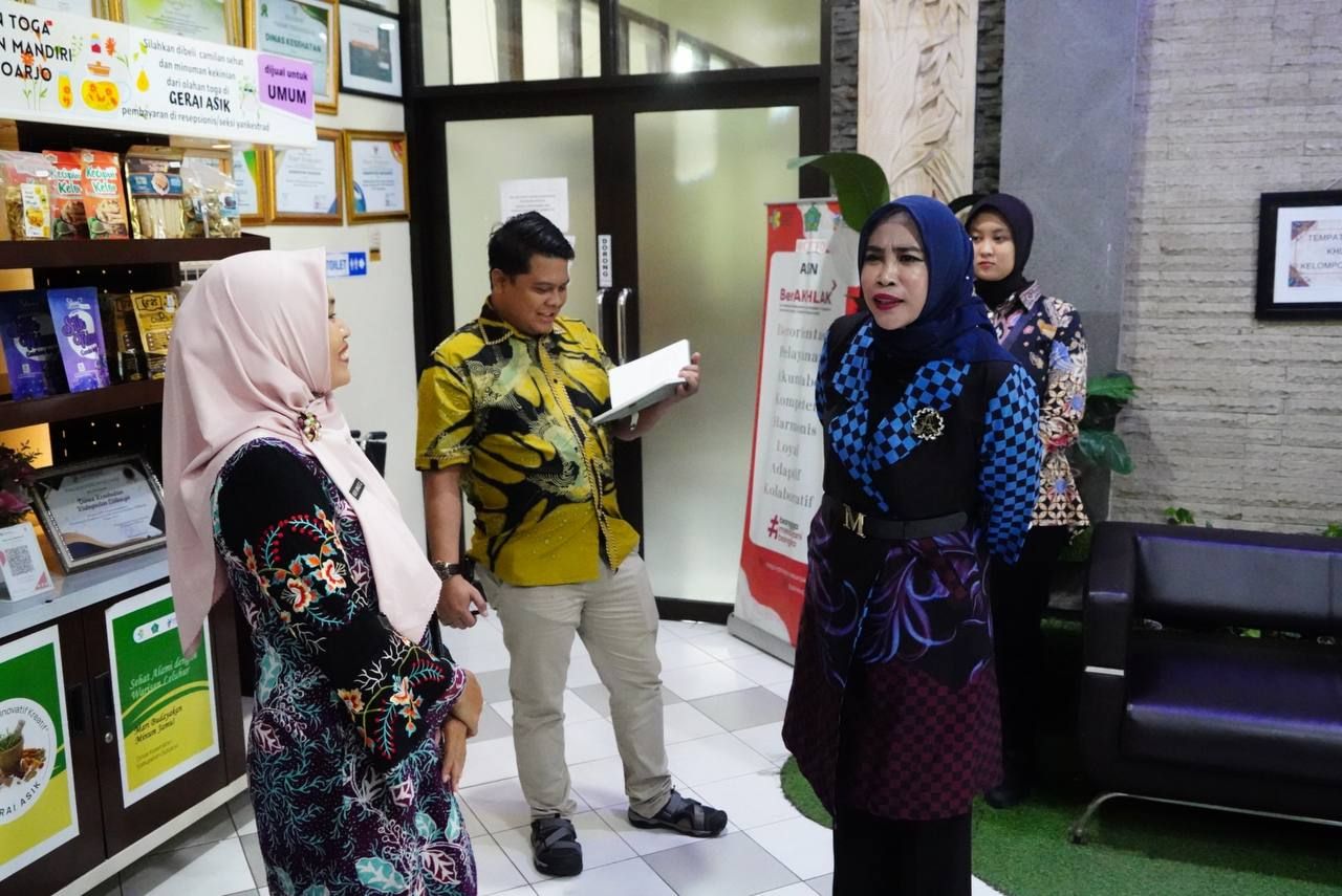 SIDAK - Wakil Bupati (Wabup) Sidoarjo, Mimik Idayana kembali melakukan Inspeksi Mendadak (Sidak) ke beberapa bidang layanan dari kesehatan hingga perpajakan di Kabupaten Sidoarjo, Selasa (25/02/2025).