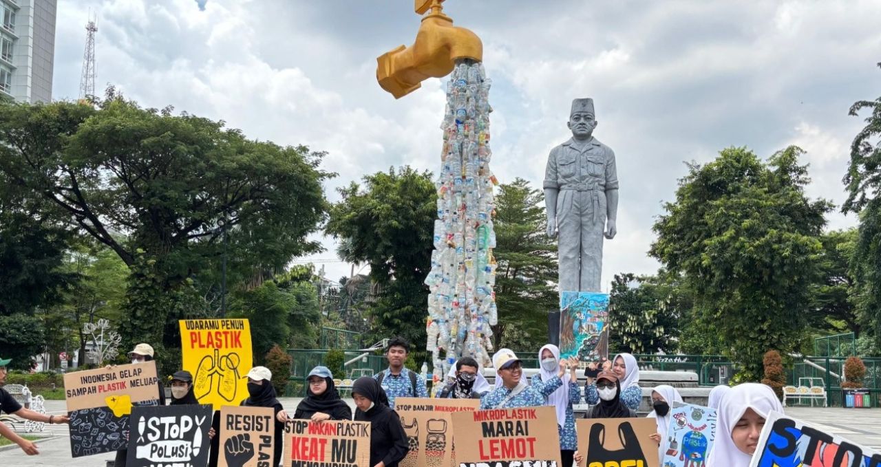 KAMPANYE - Puluhan siswa SMA Al Muslim menggelar kampanye peduli sampah melalui aksi orasi di depan Gedung Grahadi, Surabaya, Selasa (25/02/2025).