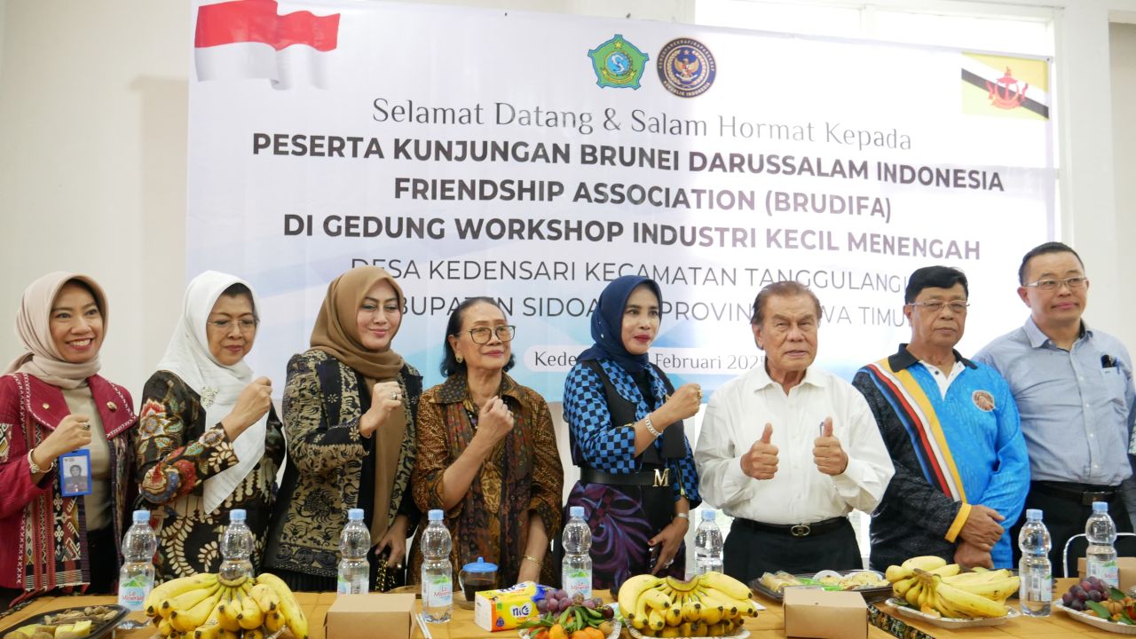 KUNJUNGAN - Wakil Bupati (Wabup) Sidoarjo, Mimik Idayana menerima kunjungan dari Brunei Darussalam Indonesia Friendship Association (BRUDIFA) di Gedung Workshop Industri Kecil Menengah Desa Kedensari, Kecamatan Tanggulangin, Sidoarjo, Selasa (25/02/2025).