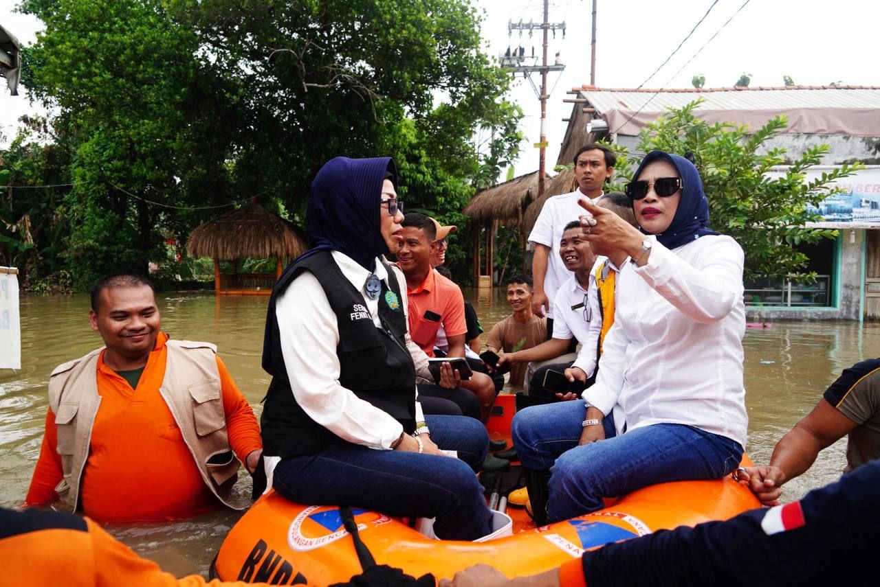 SIDAK - Wakil Bupati (Wabup) Sidoarjo, Mimik Idayana dan Ketua TP PKK Sidoarjo, Sriatun Subandi berkunjung ke area terdampak banjir di beberapa wilayah seperti di Kecamatan Krian dan Kecamatan Porong, Rabu (26/02/2025).
