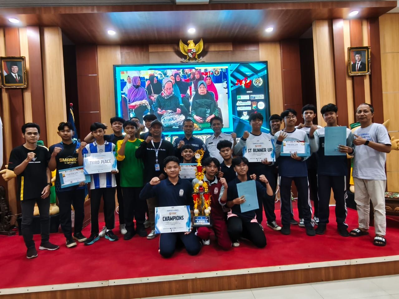 JUARA - Pengurus PWI Sidoarjo menggelar Kompetisi Esport tingkat pelajar SMA di Gedung Youth Center Dinas Pemuda Olahraga dan Pariwisata (Disporapar) Pemkab Sidoarjo dengan beberapa juara saat meraih tropi dan hadiah pembinaan, Rabu (26/02/2025).