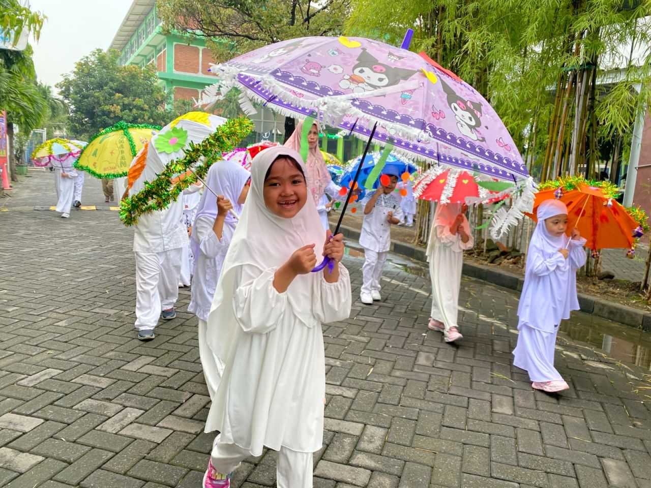 PAWAI - Sebanyak 170 siswa dan siswi KB TK Al Muslim menggelar kegiatan Pawai Tarhib Ramadhan dengan payung berhias dan orasi ajakan ibadah di bulan suci penuh berkah, Rabu (26/02/2025).