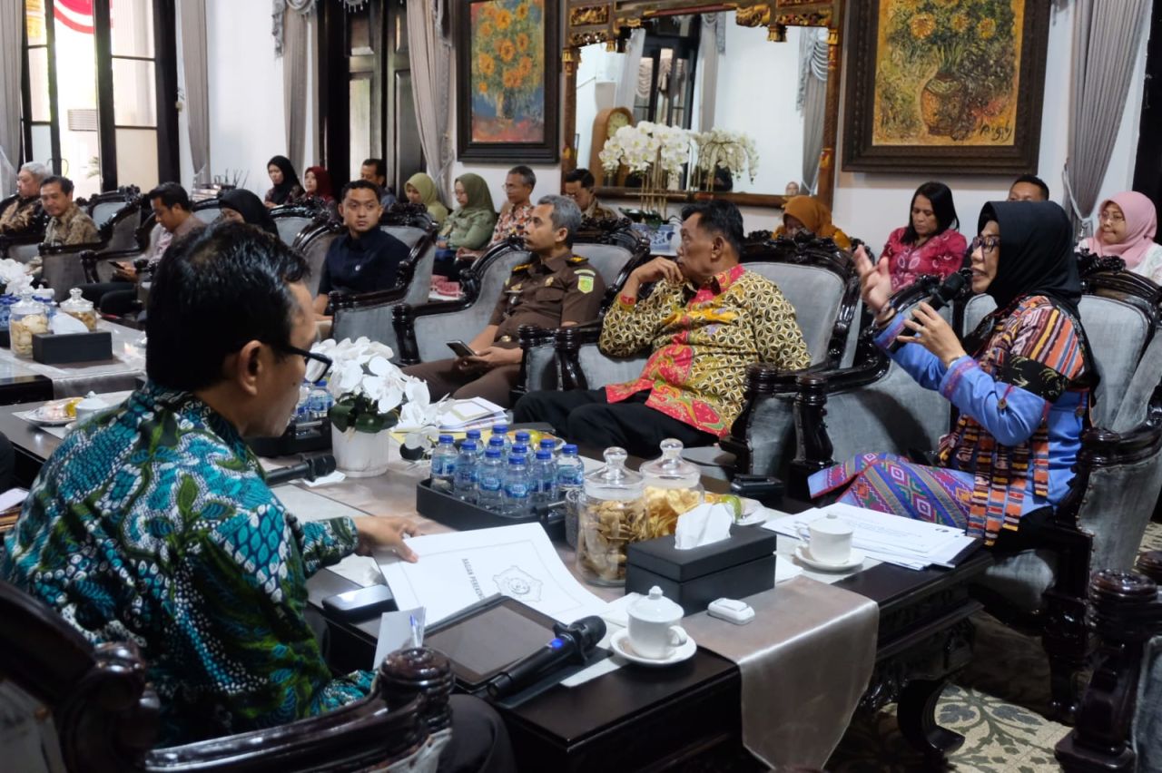RAKOR - Sekretaris Daerah Kabupaten Sidoarjo, Fenny Apridawati bersama Tim Pengendali Inflasi Daerah (TPID) Sidoarjo siap menstabilkan harga dan pasokan barang kebutuhan pokok saat rapat di Pendopo Delta Wibawa, Kamis (27/02/2025).