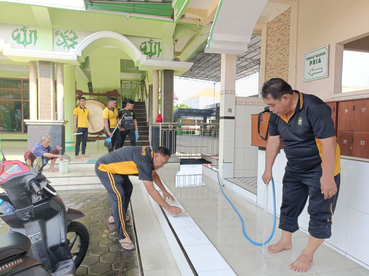 BERSIHKAN - Keluarga Besar Polresta Sidoarjo menyambut Bulan Suci Ramadhan 1446 Hijriyah dengan bersih-bersih sejumlah masjid seperti Masjid Siti Suci Nur Rohmah Perumahan Magersari Permai, Kelurahan Magersari, Kecamatan Sidoarjo, Jumat (28/02/2025).
